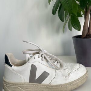 Women Size 8 Veja V-10 Leather Sneaker, White/Black/ Grey